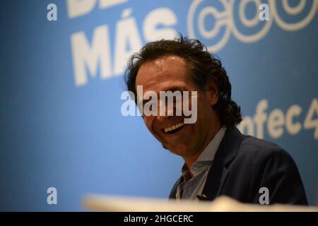 Bogota, Kolumbien. 19th Januar 2022. Federico Gutierrez von der politischen Partei Creemos Colombia spricht während einer Wirtschaftsdebatte, in der Kandidaten der rechten Parteien im Rahmen ihrer Kampagne für die Präsidentschaft Kolumbiens für die Wahlen 2022 in Bogota, Kolumbien, am 19. Januar 2021 debattieren. Kredit: Long Visual Press/Alamy Live Nachrichten Stockfoto