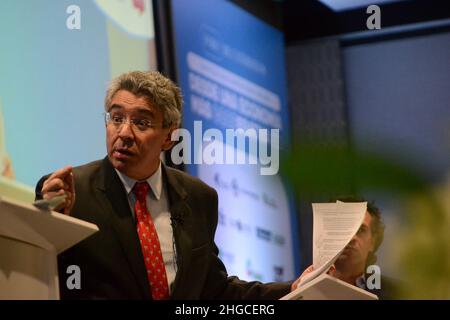 Bogota, Kolumbien. 19th Januar 2022. Der Vorkandidat Enrique Gomez für die politische Partei "Movimiento de Salvacion Nacional" spricht während einer Wirtschaftsdebatte, bei der Kandidaten der rechten Parteien im Rahmen ihrer Kampagne für die Präsidentschaft Kolumbiens für die Wahlen 2022 in Bogota, Kolumbien, am 19. Januar 2021 debattieren. Kredit: Long Visual Press/Alamy Live Nachrichten Stockfoto