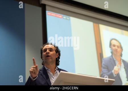 Bogota, Kolumbien. 19th Januar 2022. Federico Gutierrez von der politischen Partei Creemos Colombia spricht während einer Wirtschaftsdebatte, in der Kandidaten der rechten Parteien im Rahmen ihrer Kampagne für die Präsidentschaft Kolumbiens für die Wahlen 2022 in Bogota, Kolumbien, am 19. Januar 2021 debattieren. Kredit: Long Visual Press/Alamy Live Nachrichten Stockfoto