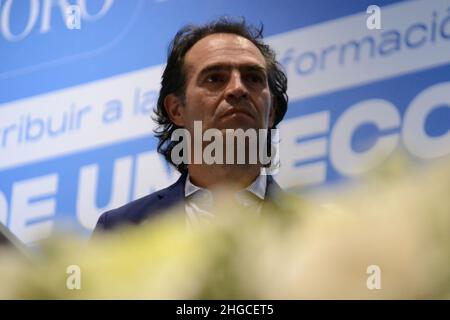 Bogota, Kolumbien. 19th Januar 2022. Federico Gutierrez von der politischen Partei Creemos Colombia spricht während einer Wirtschaftsdebatte, in der Kandidaten der rechten Parteien im Rahmen ihrer Kampagne für die Präsidentschaft Kolumbiens für die Wahlen 2022 in Bogota, Kolumbien, am 19. Januar 2021 debattieren. Kredit: Long Visual Press/Alamy Live Nachrichten Stockfoto