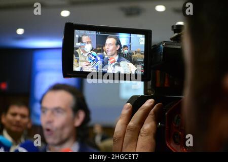 Bogota, Kolumbien. 19th Januar 2022. Federico Gutierrez von der politischen Partei Creemos Colombia spricht während einer Wirtschaftsdebatte, in der Kandidaten der rechten Parteien im Rahmen ihrer Kampagne für die Präsidentschaft Kolumbiens für die Wahlen 2022 in Bogota, Kolumbien, am 19. Januar 2021 debattieren. Kredit: Long Visual Press/Alamy Live Nachrichten Stockfoto