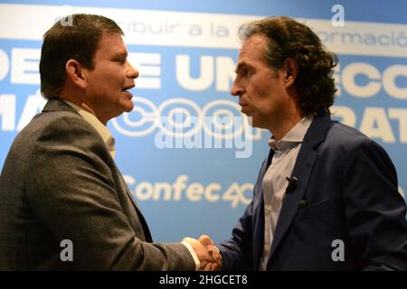 Bogota, Kolumbien. 19th Januar 2022. John Milton Rodriguez (L) schüttelt die Hände mit Federico Gutierrez (R) während einer Wirtschaftsdebatte debattieren Kandidaten der rechten Parteien im Rahmen ihrer Kampagne für die Präsidentschaft Kolumbiens für die Wahlen 2022 in Bogota, Kolumbien am 19. Januar 2021. Kredit: Long Visual Press/Alamy Live Nachrichten Stockfoto