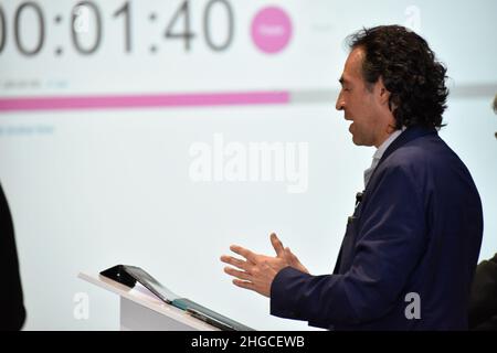 Bogota, Kolumbien. 19th Januar 2022. Federico Gutierrez von der politischen Partei Creemos Colombia spricht während einer Wirtschaftsdebatte, in der Kandidaten der rechten Parteien im Rahmen ihrer Kampagne für die Präsidentschaft Kolumbiens für die Wahlen 2022 in Bogota, Kolumbien, am 19. Januar 2021 debattieren. Kredit: Long Visual Press/Alamy Live Nachrichten Stockfoto