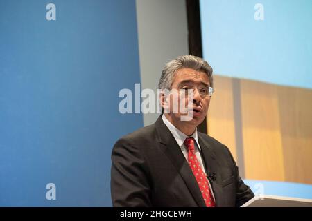 Bogota, Kolumbien. 19th Januar 2022. Der Vorkandidat Enrique Gomez für die politische Partei "Movimiento de Salvacion Nacional" spricht während einer Wirtschaftsdebatte, bei der Kandidaten der rechten Parteien im Rahmen ihrer Kampagne für die Präsidentschaft Kolumbiens für die Wahlen 2022 in Bogota, Kolumbien, am 19. Januar 2021 debattieren. Kredit: Long Visual Press/Alamy Live Nachrichten Stockfoto