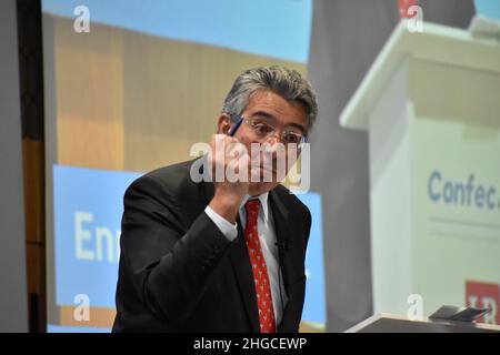 Bogota, Kolumbien. 19th Januar 2022. Der Vorkandidat Enrique Gomez für die politische Partei "Movimiento de Salvacion Nacional" spricht während einer Wirtschaftsdebatte, bei der Kandidaten der rechten Parteien im Rahmen ihrer Kampagne für die Präsidentschaft Kolumbiens für die Wahlen 2022 in Bogota, Kolumbien, am 19. Januar 2021 debattieren. Kredit: Long Visual Press/Alamy Live Nachrichten Stockfoto