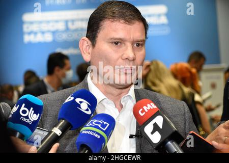 Bogota, Kolumbien. 19th Januar 2022. Der Vorkandidat John Milton Rodriguez von der politischen Partei 'Colombia Justa y Libres' spricht während einer Wirtschaftsdebatte, bei der Kandidaten der rechten Parteien im Rahmen ihrer Kampagne für die Präsidentschaft Kolumbiens für die Wahlen 2022 in Bogota, Kolumbien, am 19. Januar 2021 debattieren. Kredit: Long Visual Press/Alamy Live Nachrichten Stockfoto