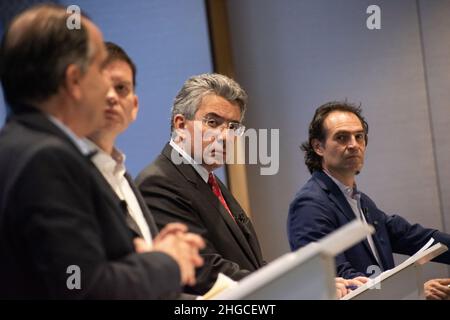 Bogota, Kolumbien. 19th Januar 2022. Der Vorkandidat Enrique Gomez für die politische Partei "Movimiento de Salvacion Nacional" spricht während einer Wirtschaftsdebatte, bei der Kandidaten der rechten Parteien im Rahmen ihrer Kampagne für die Präsidentschaft Kolumbiens für die Wahlen 2022 in Bogota, Kolumbien, am 19. Januar 2021 debattieren. Kredit: Long Visual Press/Alamy Live Nachrichten Stockfoto