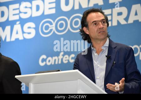 Bogota, Kolumbien. 19th Januar 2022. Federico Gutierrez von der politischen Partei Creemos Colombia spricht während einer Wirtschaftsdebatte, in der Kandidaten der rechten Parteien im Rahmen ihrer Kampagne für die Präsidentschaft Kolumbiens für die Wahlen 2022 in Bogota, Kolumbien, am 19. Januar 2021 debattieren. Kredit: Long Visual Press/Alamy Live Nachrichten Stockfoto