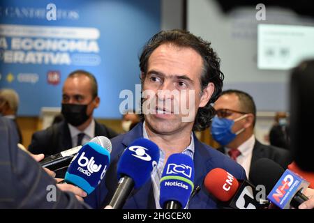 Bogota, Kolumbien. 19th Januar 2022. Federico Gutierrez von der politischen Partei Creemos Colombia spricht während einer Wirtschaftsdebatte, in der Kandidaten der rechten Parteien im Rahmen ihrer Kampagne für die Präsidentschaft Kolumbiens für die Wahlen 2022 in Bogota, Kolumbien, am 19. Januar 2021 debattieren. Kredit: Long Visual Press/Alamy Live Nachrichten Stockfoto