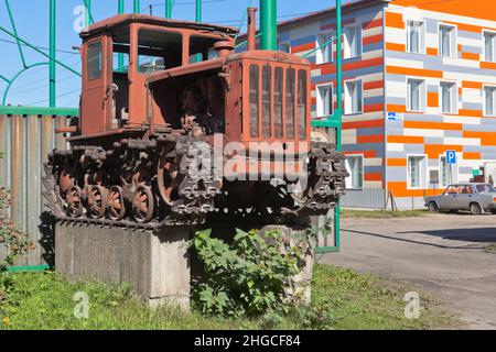 Velsk, Region Archangelsk, Russland - 21. August 2020: Traktor DT-54A der Wolgograd Traktorenfabrik in der Nekrasov Straße in der Stadt Velsk, Archangels Stockfoto