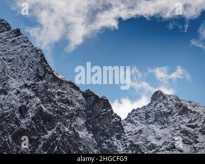 Reise nach Kaukasus in Karatschai-Tscherkessien, Arkhyz. Wunderschöne Herbstgebirgslandschaften, Schneekappen auf den Gipfeln der Berge. Die Straße zum Orlyonok See von Taulu Lichtung Stockfoto