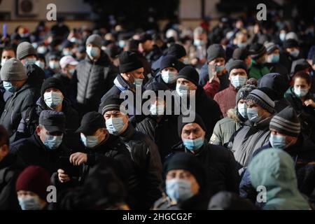 Bukarest, Rumänien - 19. Januar 2022: Mitarbeiter der Verkehrsgesellschaft von Bukarest protestieren vor der Unternehmenszentrale. Stockfoto