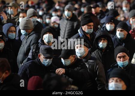 Bukarest, Rumänien - 19. Januar 2022: Mitarbeiter der Verkehrsgesellschaft von Bukarest protestieren vor der Unternehmenszentrale. Stockfoto