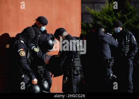 Bukarest, Rumänien - 19. Januar 2022: Rumänische Jandarmi (Bereitschaftspolizei) bereiten sich während eines Protestes vor. Stockfoto