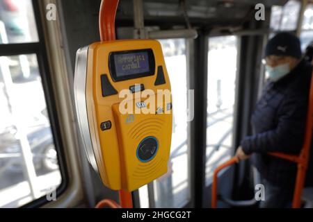 Bukarest, Rumänien - 19. Januar 2022: Details zur geringen Schärfentiefe (selektiver Fokus) mit einem Ticketautomaten in einer alten Straßenbahn in Bukarest. Stockfoto