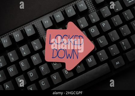 Inspiration mit Schild „Locked Down“. Konzept, das Notfallmaßnahmen bedeutet, die zeigen, dass der eingeschränkte Bereich nicht durch die Umwandlung von schriftlichen Notizen in geschützt ist Stockfoto
