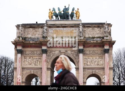 Paris, Frankreich. 19th Januar 2022. Eine Frau geht am Arc de Triomphe du Carrousel in Paris, Frankreich, vorbei, 19. Januar 2022. Die COVID-19-Situation in Frankreich verschlechtert sich weiter, da in den letzten 24 Stunden 464.769 neue Fälle entdeckt wurden, wie die Gesundheitsbehörde des Landes am Dienstag mitteilte. Kredit: Gao Jing/Xinhua/Alamy Live Nachrichten Stockfoto