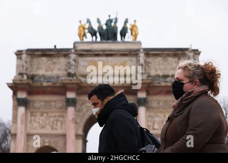 Paris, Frankreich. 19th Januar 2022. Maskierte Menschen laufen am Arc de Triomphe du Carrousel in Paris, Frankreich, 19. Januar 2022 vorbei. Die COVID-19-Situation in Frankreich verschlechtert sich weiter, da in den letzten 24 Stunden 464.769 neue Fälle entdeckt wurden, wie die Gesundheitsbehörde des Landes am Dienstag mitteilte. Kredit: Gao Jing/Xinhua/Alamy Live Nachrichten Stockfoto