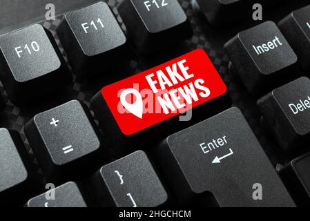 Schreiben mit Text gefälschte Nachrichten. Konzeptionelle Foto falsche Informationen veröffentlichen unter dem Deckmantel der authentischen Nachrichten Abstract Typing License Stockfoto