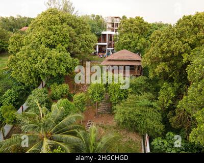 Port Dickson, Malaysia: 19. Nov 2021 - Luftansicht eines Bungalows mit privatem Pool, umgeben von Bäumen. Stockfoto