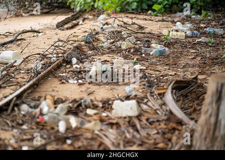 Port Dickson, Malaysia: 20. Nov 2021 - Junk am Strand gefunden, der für die Umwelt gefährlich ist. Verschwommener Vorder- und Hintergrund. Stockfoto