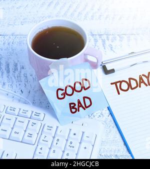 Schild mit „gut schlecht“. Internet-Konzept zu sein scheinen, ein gutes oder schlechtes Ergebnis zu haben Leben Entscheidungen Neue Coffee-Shop-Ideen Schreiben wichtige Notizen Stockfoto