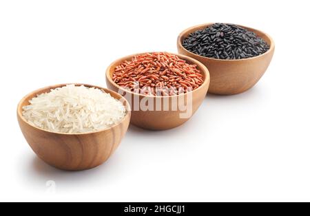 Drei Arten von Reis in Schüsseln - Basmati-Reis, roter Reis und schwarzer Reis - Clipping-Pfad enthalten Stockfoto