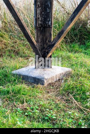 Eine Erdsäule aus Hochspannungs-Stromübertragungsturm in Nahaufnahme Stockfoto