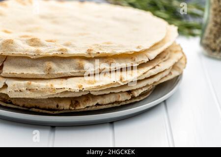 Arabisches Brot. Flaches Pita-Brot auf weißem Tisch. Stockfoto