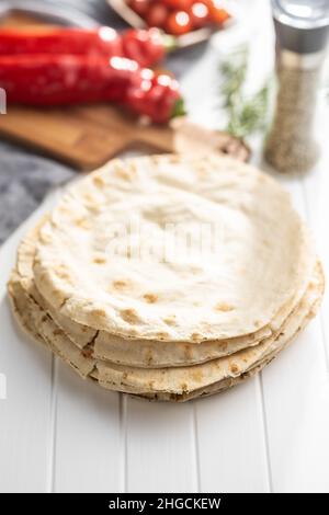 Arabisches Brot. Flaches Pita-Brot auf weißem Tisch. Stockfoto