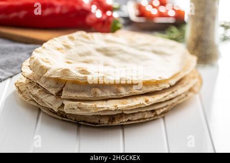 Arabisches Brot. Flaches Pita-Brot auf weißem Tisch. Stockfoto