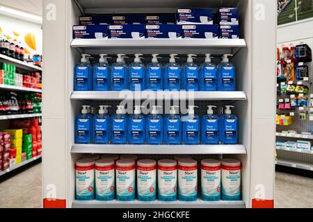 Flowflex COVID-19-Antigenschnelltests zu Hause säumen die Regale von Walgreens in Ann Arbor, Michigan, 19. Januar 2022. (Foto von Dominick Sokotoff/Sipa USA) Stockfoto
