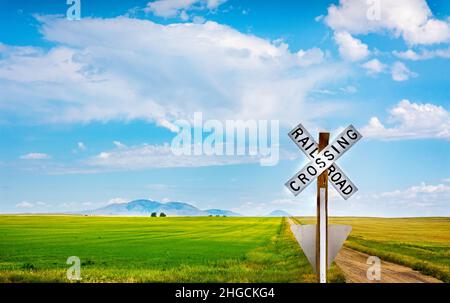 Weites Land in Montana hinter einem Bahnübergang Stockfoto