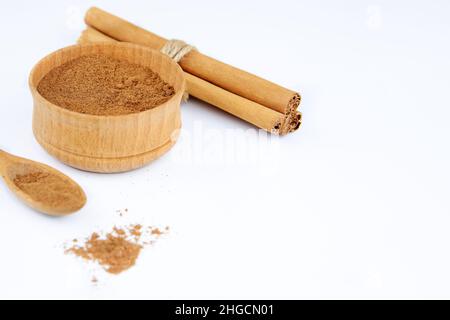 Zimt in einer Holzschüssel und Zimtstangen gemahlen. Stockfoto