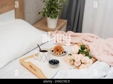 Wiener Waffeln und Kaffee im Bett. Frühstück am Morgen. Stockfoto