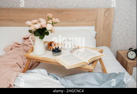 Wiener Waffeln und Kaffee im Bett. Frühstück am Morgen. Stockfoto