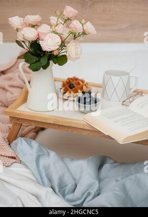 Wiener Waffeln und Kaffee im Bett. Frühstück am Morgen. Stockfoto