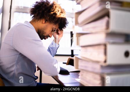 Afroamerikanischer Geschäftsmann Müde Und Gestresst Stockfoto