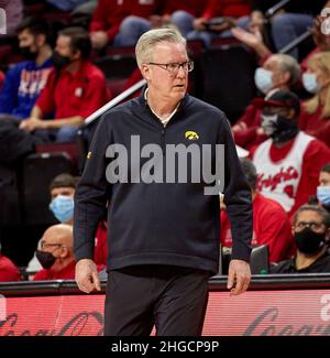 Piscataway, New Jersey, USA. 19th Januar 2022. Iowa Hawkeyes Cheftrainer Fran McCaffery während des Spiels zwischen den Iowa Hawkeyes und den Rutgers Scarlet Knights in der Jersey Mikes Arena in Piscataway, New Jersey. Rutgers besiegte Iowa 48-46. Duncan Williams/CSM/Alamy Live News Stockfoto