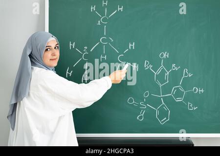 Muslimische Lehrerin Frau In Online-Konferenz Am Telefon Stockfoto