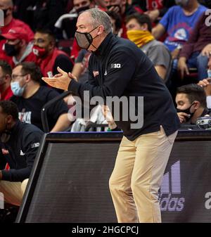 Piscataway, New Jersey, USA. 19th Januar 2022. Rutgers Scarlet Knights Cheftrainer Steve Pikiell während des Spiels zwischen den Iowa Hawkeys und den Rutgers Scarlet Knights in der Jersey Mikes Arena in Piscataway, New Jersey. Rutgers besiegte Iowa 48-46. Duncan Williams/CSM/Alamy Live News Stockfoto