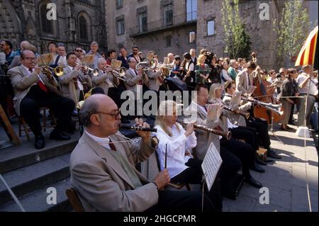 Spanien Barcelona folklorisches prchestra cobla catalana Cathedral plaza Stockfoto