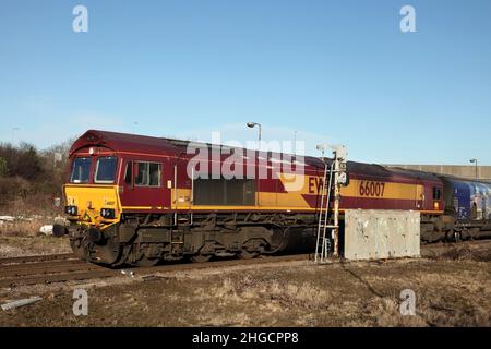 Die DBS-Baureihe 66 Lok 66007 transportiert am 18/1/22 den Biomasse-Dienst 1215 Immingham zum Kraftwerk Drax auf der Güterumgehung der Strecke durch Scunthorpe. Stockfoto