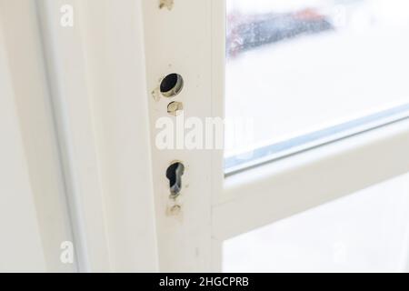 Installation von Kunststofffenstern und -Türen mit doppelverglasten weißen Fenstern. Stockfoto