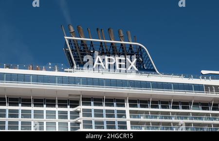 PIRÄUS, GRIECHENLAND - 25. SEPTEMBER 2021: Seitenansicht des Kreuzfahrtschiffs Apex Celebrity Cruises mit Logo im Hafen von Piräus, Griechenland. Stockfoto