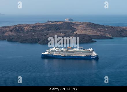 SANTORINI, GRIECHENLAND - 19. SEPTEMBER 2021: Das Schiff Apex Celebrity Cruises ankerte in der Hafenbucht der Insel Santorini, Griechenland. Stockfoto