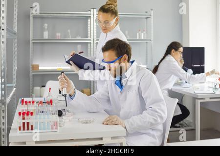 Team junger Wissenschaftler, die in einem Pharma- oder Biotech-Wissenschaftslabor forschen Stockfoto