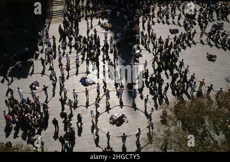 spanien Barcelona Cathedral plaza traditionelle Sardane folkloristische Tänze sonntagmorgen Stockfoto