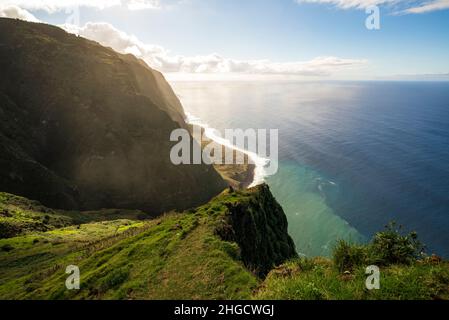 Panoramablick auf Achadas da Cruz und die mächtigen Klippen an der Westküste Madeiras im zauberhaften Abendlicht von „Miradouro do Ponta da Ladeira“ Stockfoto