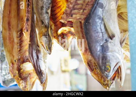 Getrockneter großer Fisch, der auf dem Markt verkauft wird Stockfoto